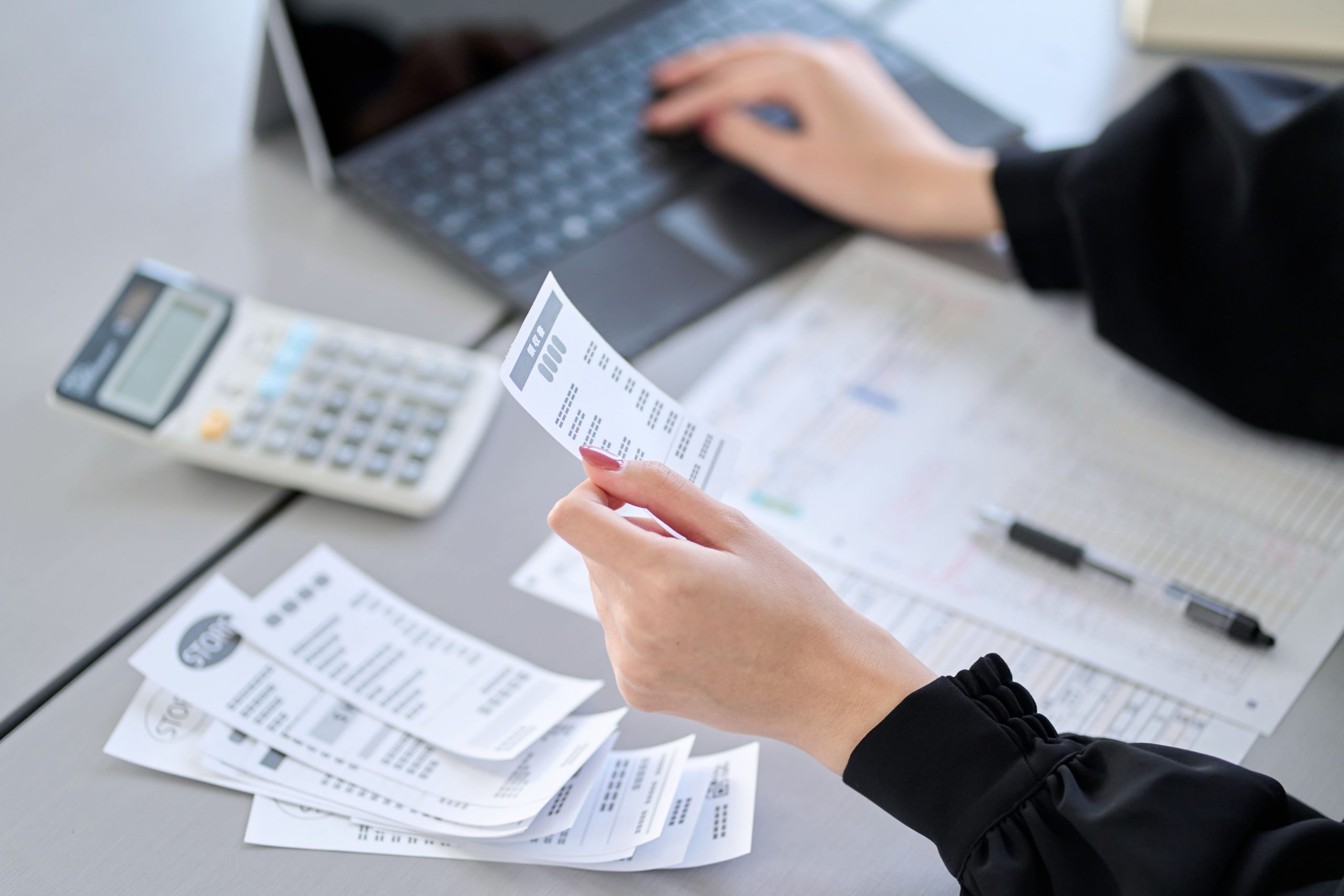 Asian Woman Entering Expenses In Accounting Softwa 2023 03 01 22 46 00 Utc - Contabilidade em Barueri | Megacont Auditoria