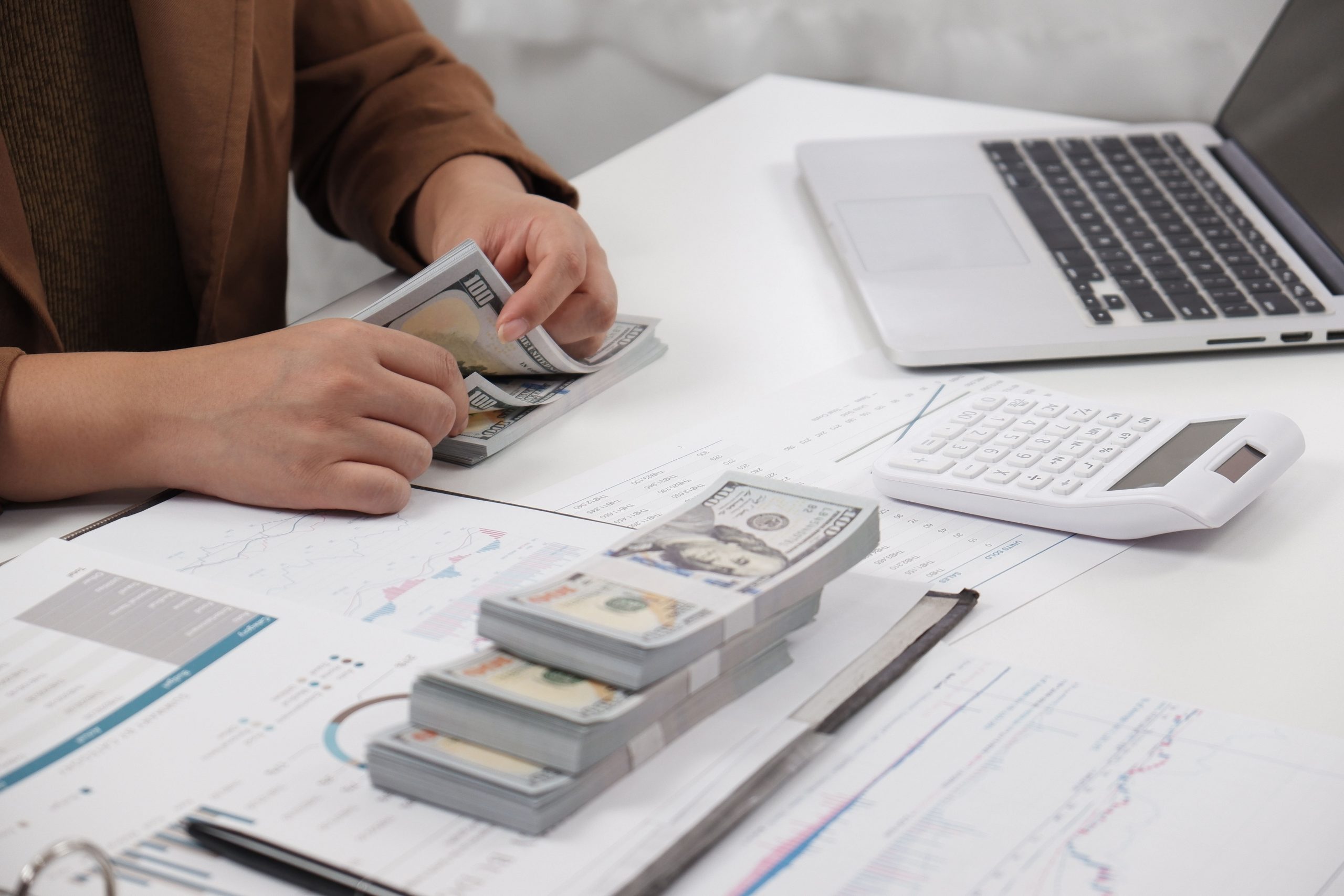 Businesswoman Accounting Counting Money 2022 11 08 02 51 40 Utc - Contabilidade em Barueri | Megacont Auditoria